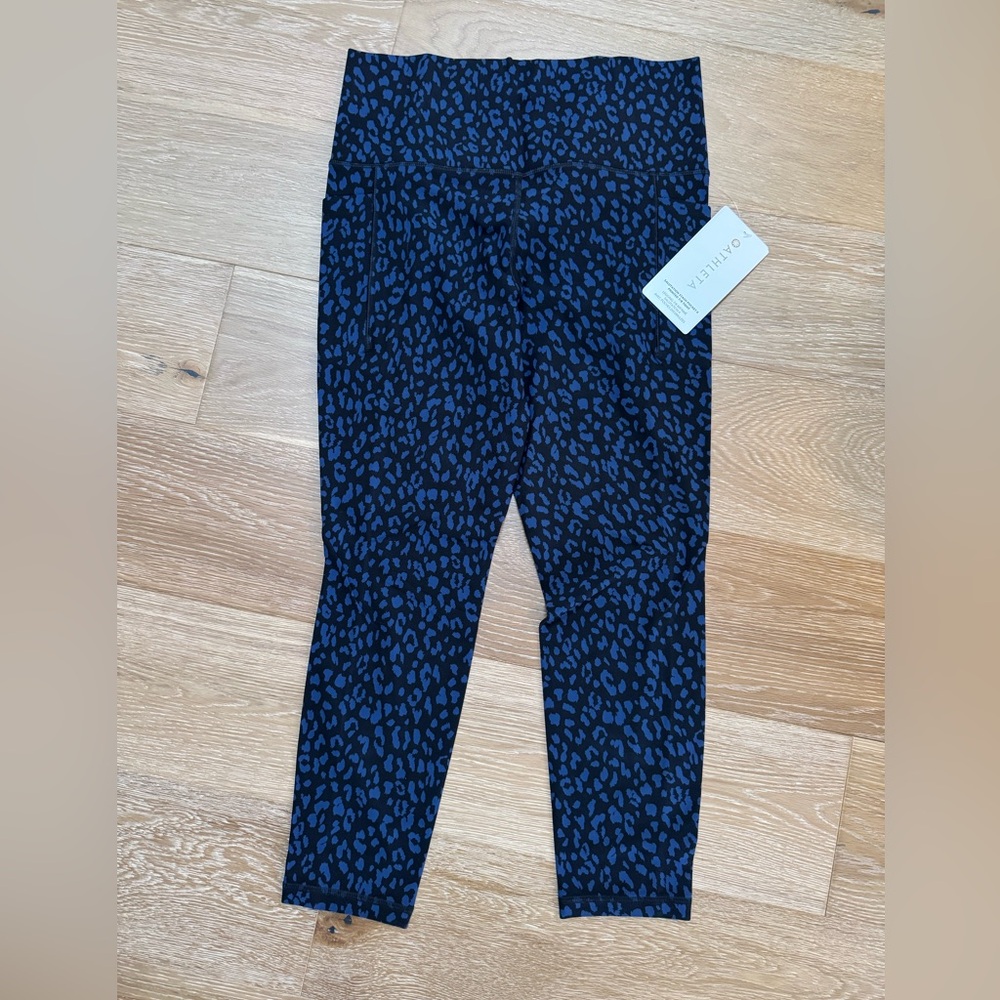 Athleta Salutation Stash Pocket II Printed 7/8 Tight
Fits like size S.